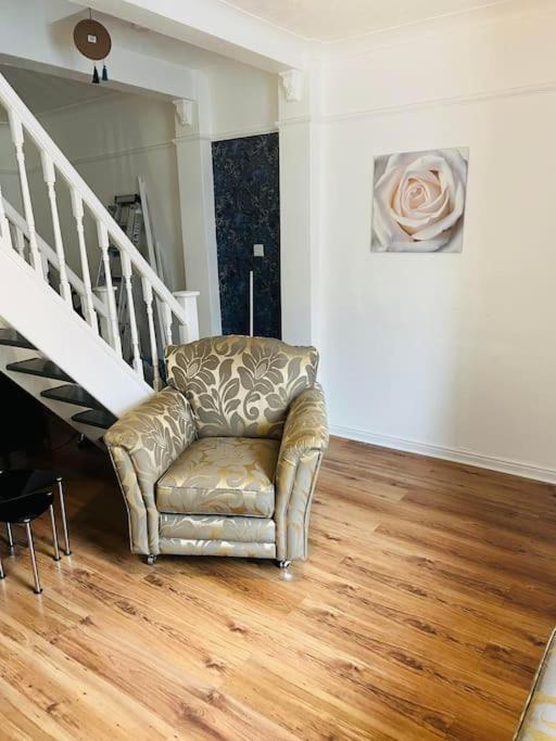 The White House - Cheerful 3 Bedroom Home In Wigan - Ince - Sleeps 7 - Parking - Work Space - Great Motorway Links Exteriér fotografie
