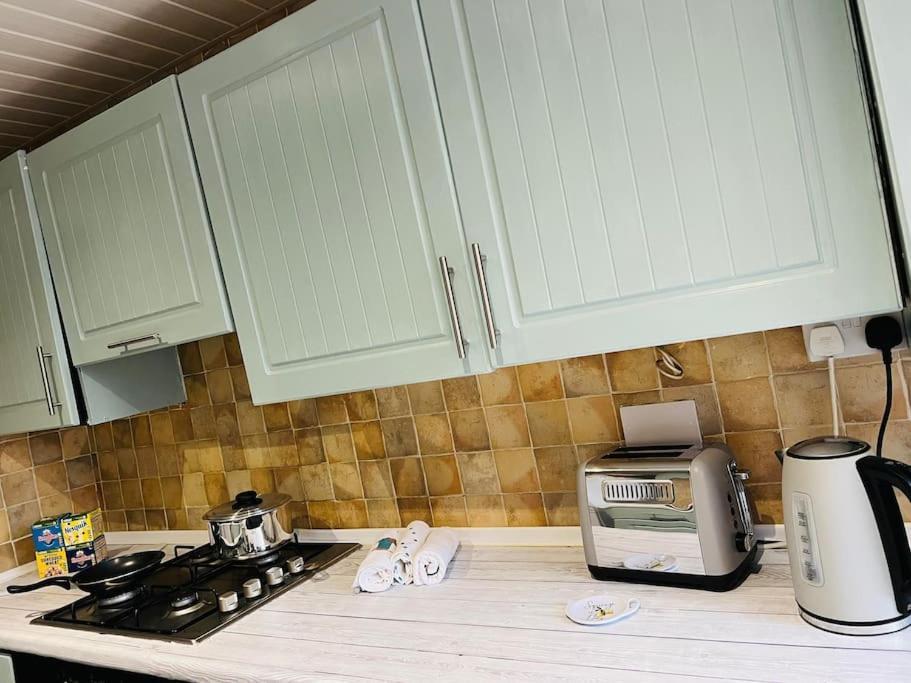 The White House - Cheerful 3 Bedroom Home In Wigan - Ince - Sleeps 7 - Parking - Work Space - Great Motorway Links Exteriér fotografie