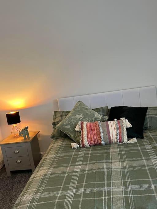 The White House - Cheerful 3 Bedroom Home In Wigan - Ince - Sleeps 7 - Parking - Work Space - Great Motorway Links Exteriér fotografie
