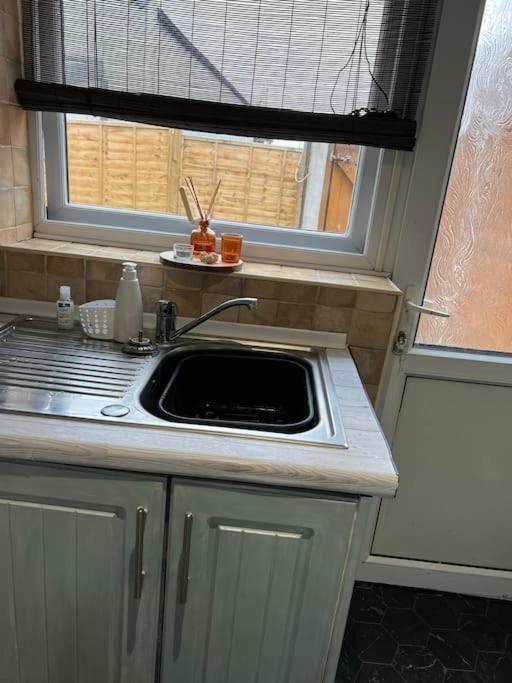The White House - Cheerful 3 Bedroom Home In Wigan - Ince - Sleeps 7 - Parking - Work Space - Great Motorway Links Exteriér fotografie